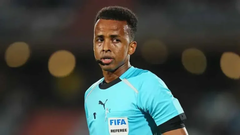 Árbitro somalí Omar Abdulkadir Artan durante un partido