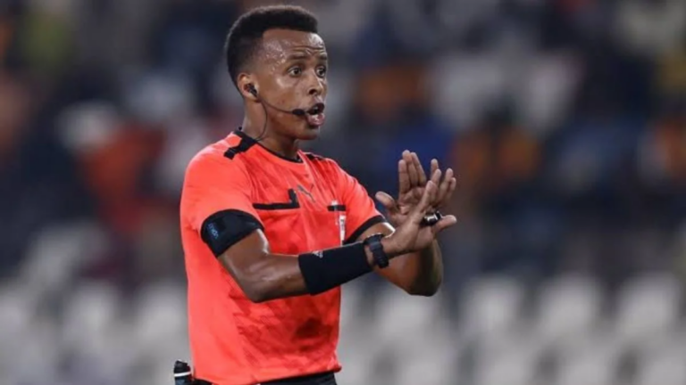Árbitro somalí Omar Abdulkadir Artan con uniforme de la FIFA