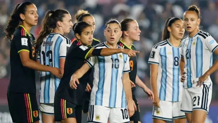 Jugadoras de Argentina y Colombia en partido de Liga de Naciones Femenina