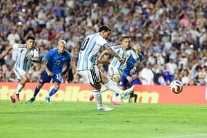 Jugadores de la selección argentina en el campo de juego antes del partido contra Argelia