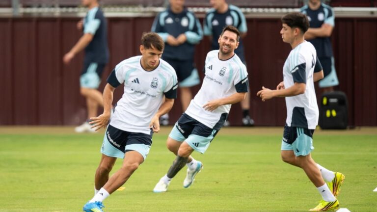 Jugadores de la selección argentina de fútbol posan antes del partido inaugural del Mundial 2026 contra Argelia en Kansas City
