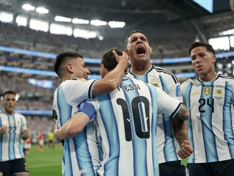 Jugadores de la Selección Argentina celebrando en el campo de juego