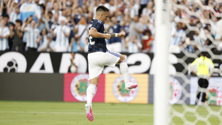 Jugadores de la selección argentina celebrando un gol ante Honduras