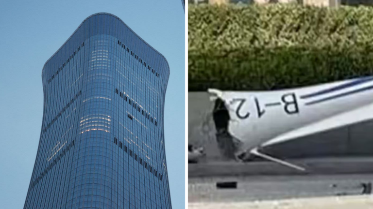 Avioneta incrustada en la fachada de la Torre Citic en Pekín