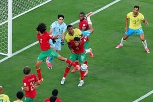 Jugadores de Brasil y Marruecos disputan el balón en el MetLife Stadium durante el partido del Mundial 2026