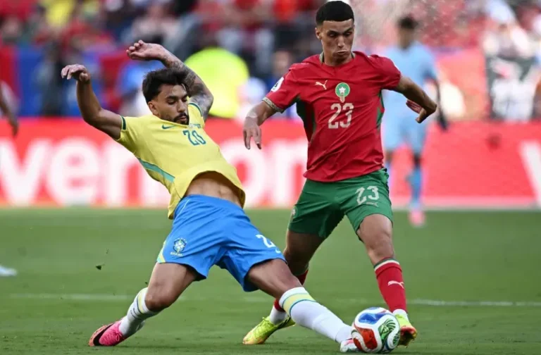 Jugadores de Brasil y Marruecos disputando el balón en el partido del Grupo C del Mundial en Los Ángeles