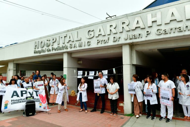 Bruno Solari junto al Hospital Garrahan