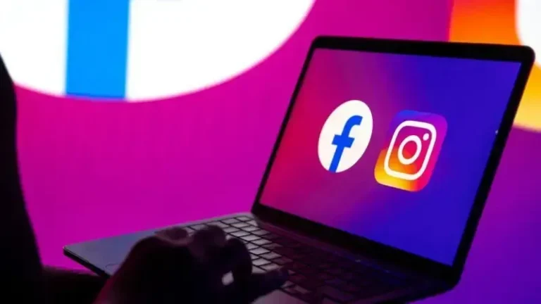 Pantalla de teléfono mostrando error en Instagram y Facebook