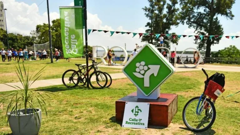 Personas intercambiando figuritas del Mundial en el cartel de Rosario durante Calle Recreativa