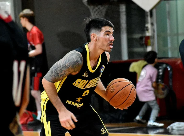 Partido de básquet entre Calzada y Saladillo en Rosario