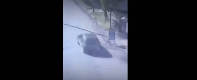 Registro de cámara de seguridad del Ford Ka negro de Barrelier dirigiéndose al descampado en barrio Ferreyra