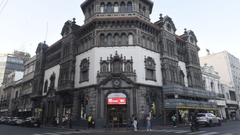 Fachada de la Casa Fracassi en restauración