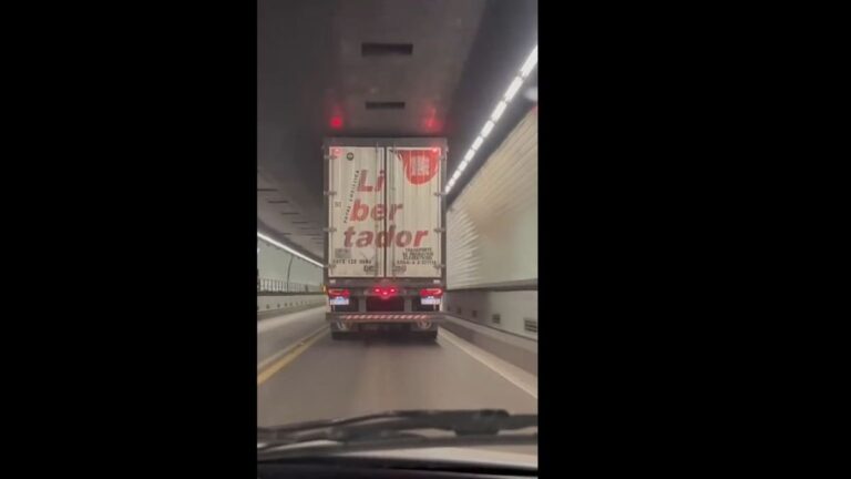 Camión rozando el techo del Túnel Subfluvial con chispas