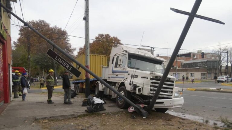 Camión impactado contra columna de alumbrado público en avenida Pellegrini y Liniers, Rosario