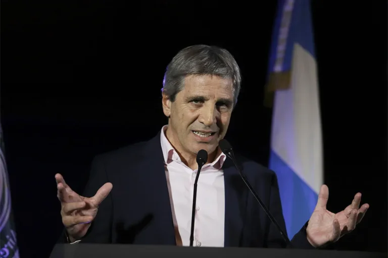 Luis Caputo habla en un evento económico
