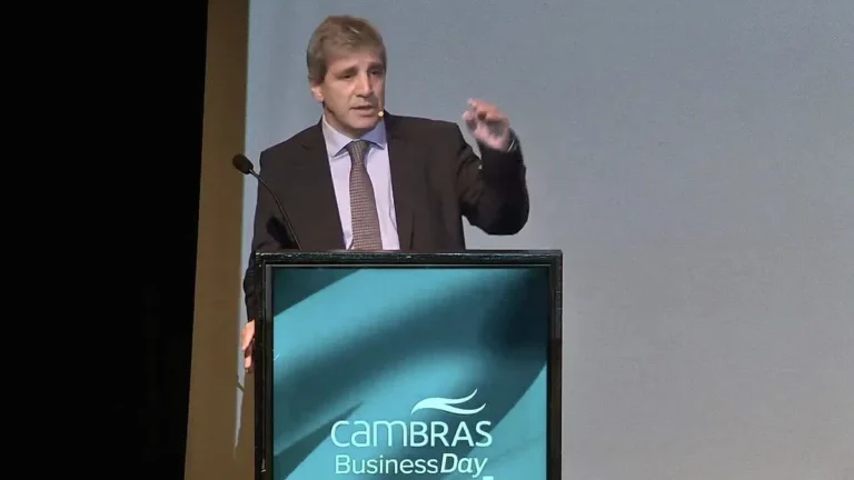Ministro de Economía Luis Caputo hablando en un evento