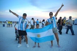 Carlos Vives en concierto en Miami con público vistiendo camisetas de fútbol