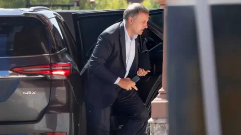 Imagen referencial de un teléfono celular sobre una mesa de peritaje judicial