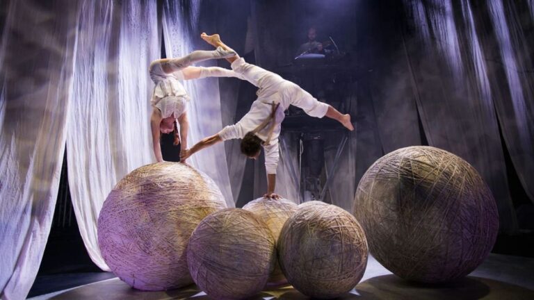 Espectáculo de Cirkus Cirkör en escenario con acróbatas