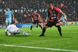 Partido de fútbol entre Colón y Ciudad Bolívar en el estadio Brigadier General Estanislao López