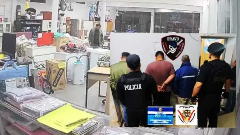 Policía en la puerta de un comercio en Granadero Baigorria tras detención por estafa con tarjetas clonadas