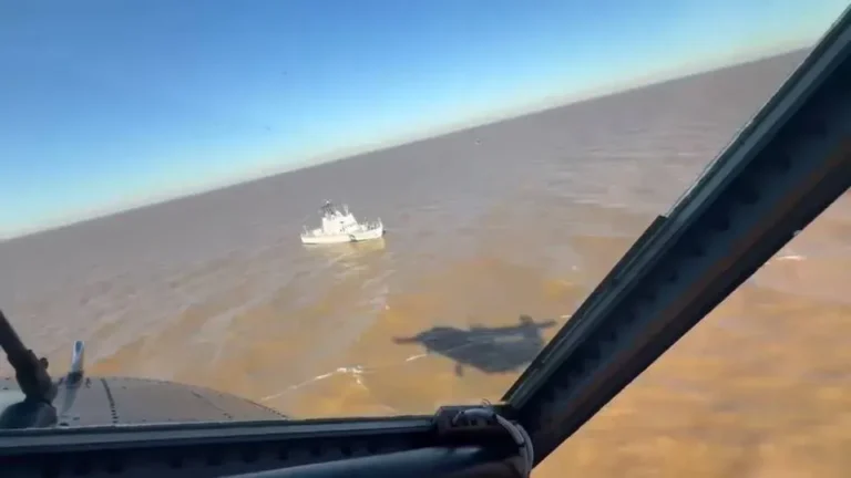 Operativo de búsqueda de pescadores en el Río de la Plata