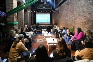 Conversatorio Criar entre pantallas en Centro Cultural Demos Santa Fe
