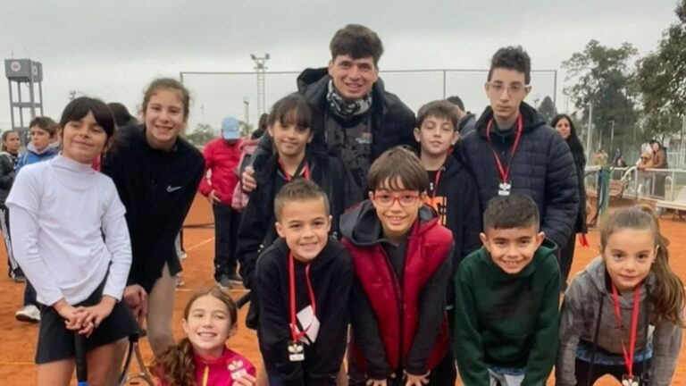 Niños jugando al tenis en el Country Club del Club Atlético Provincial durante el encuentro de mini tenis Etapa Naranja