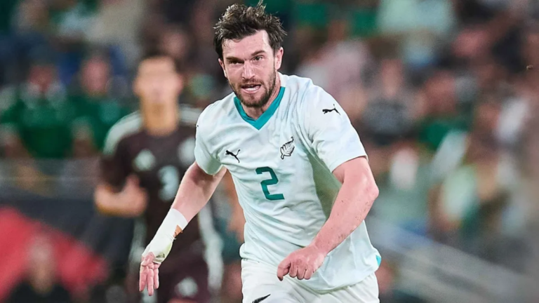 Tim Payne, defensor de la selección de Nueva Zelanda, durante un partido de fútbol