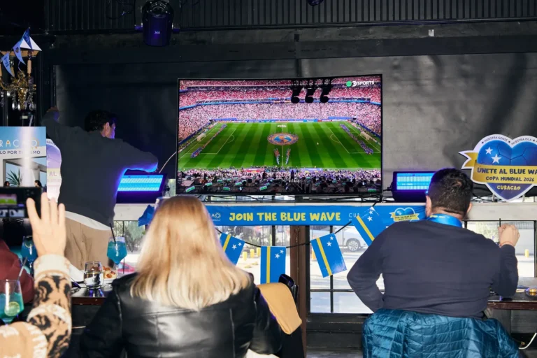 Fanáticos con banderas celestes reunidos en la Costanera de Buenos Aires para seguir el debut de Curaçao en el Mundial 2026