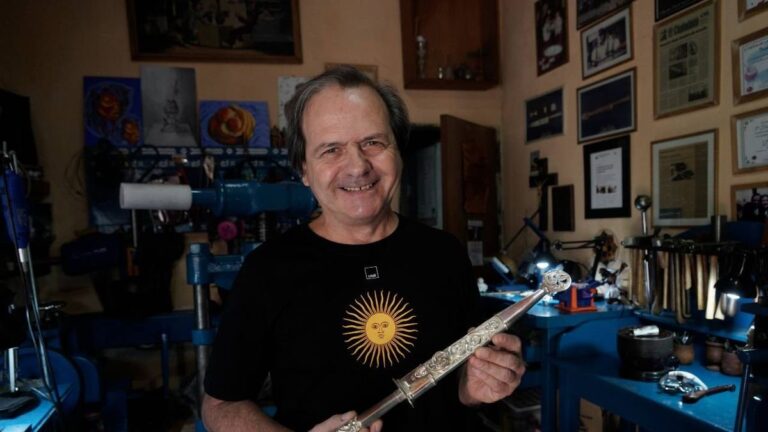 Dante Conti en su taller de platería en el barrio Matheu de Rosario