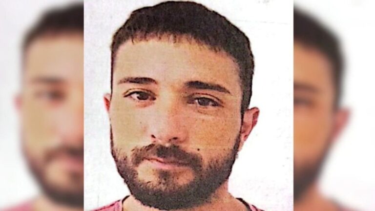 Cartel de búsqueda de persona desaparecida en Villa Constitución