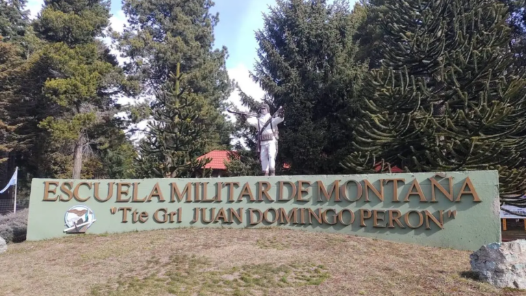 Cartel de ingreso a la Escuela Militar de Montaña en Bariloche