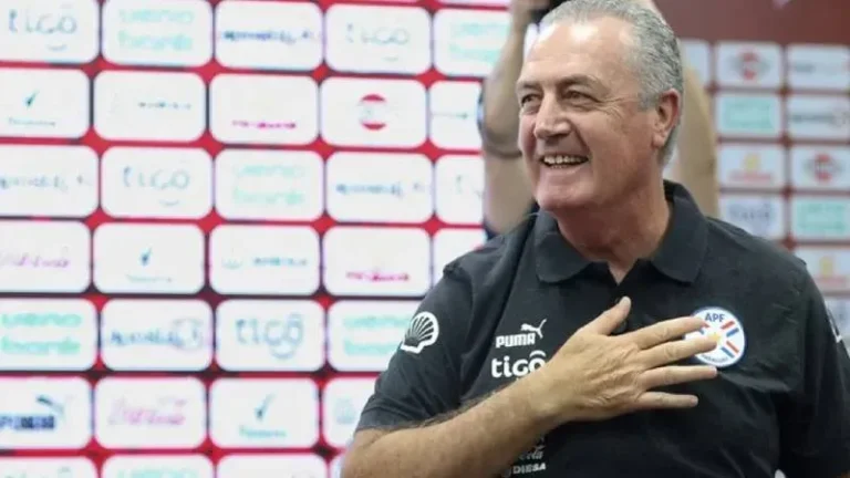 Diego Gómez emocionado en conferencia de prensa de la Selección de Paraguay