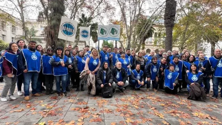 Docentes universitarios en clase pública frente a Tribunales Federales en Rosario