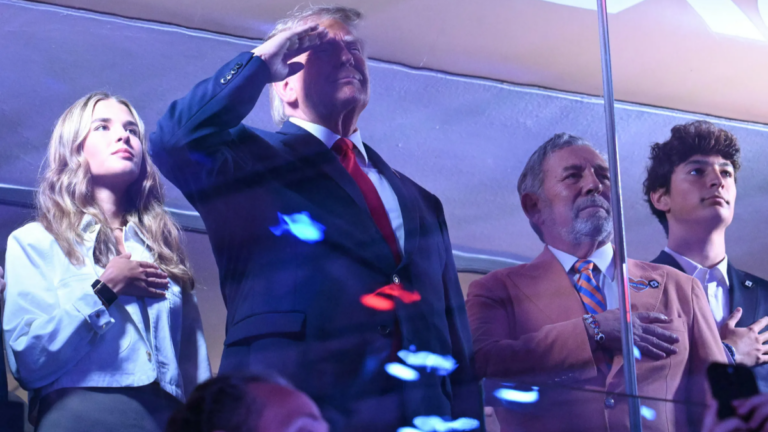 Donald Trump en el Madison Square Garden durante el himno de Estados Unidos