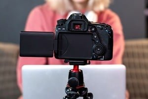 Dos personas frente a una computadora representando el trabajo en plataformas de contenido digital