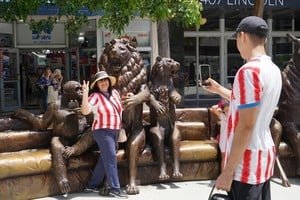 Calles de Miami con ornamentación y personas con camisetas de selecciones nacionales