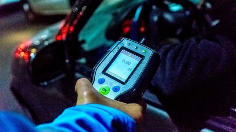 Tránsito vehicular en Rosario con señal de seguridad vial
