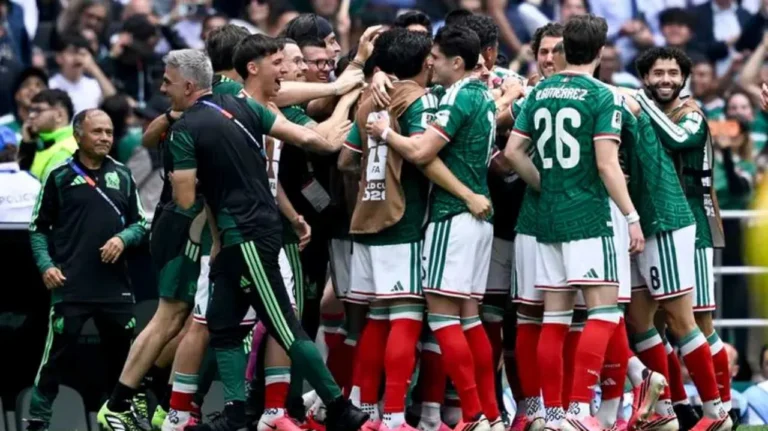 Jugadores de México y Sudáfrica durante el partido inaugural del Mundial 2026 en el Estadio Azteca