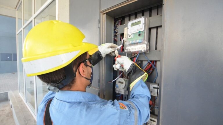 Instalación eléctrica residencial con disyuntores y cableado