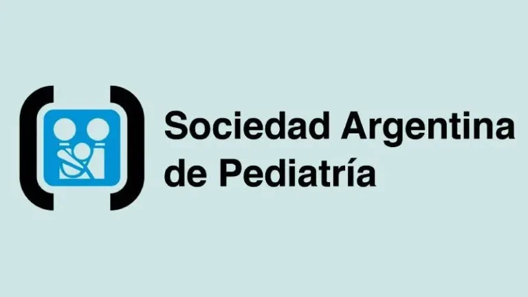 Madre con bebé en brazos durante consulta de posparto