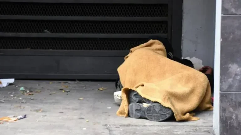 Estudiantes de medicina realizan encuesta a persona en situación de calle en Rosario