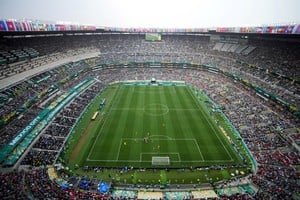 Exterior del Estadio Azteca durante el ingreso de espectadores al partido inaugural del Mundial 2026