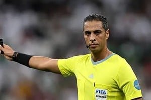 Árbitro Amin Mohamed durante un partido del Mundial 2026