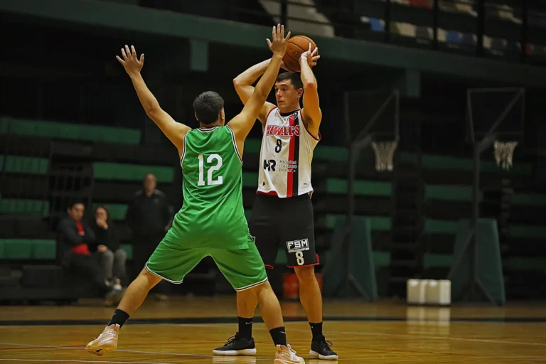 Partido de básquet entre Fisherton y Gimnasia B