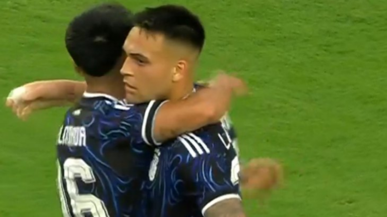 Giovani Simeone celebra un gol con la selección argentina
