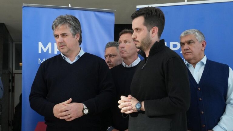 El gobernador Maximiliano Pullaro y el embajador de Estados Unidos Peter Lamelas durante la reunión en Santa Fe