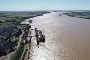 Buque de carga navegando por la Hidrovía Paraguay-Paraná
