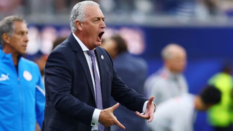 Gustavo Alfaro durante el partido entre Paraguay y Estados Unidos por el Mundial 2026